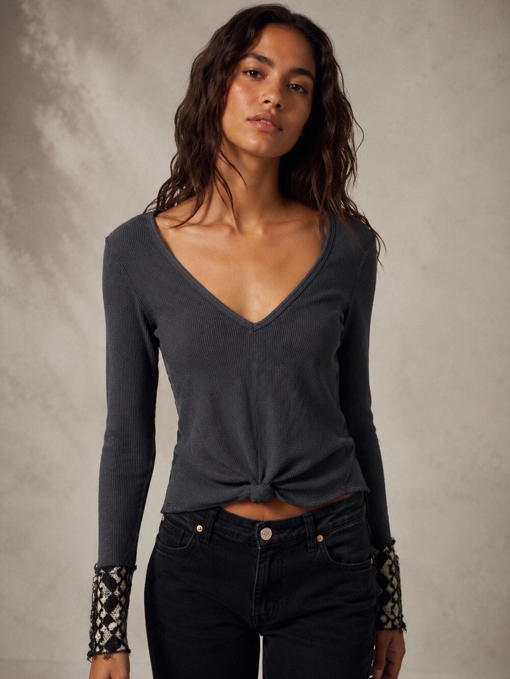 FREE PEOPLE Art School Patterned Distressed Cuff V-Neck Thermal Top Navy Size XS